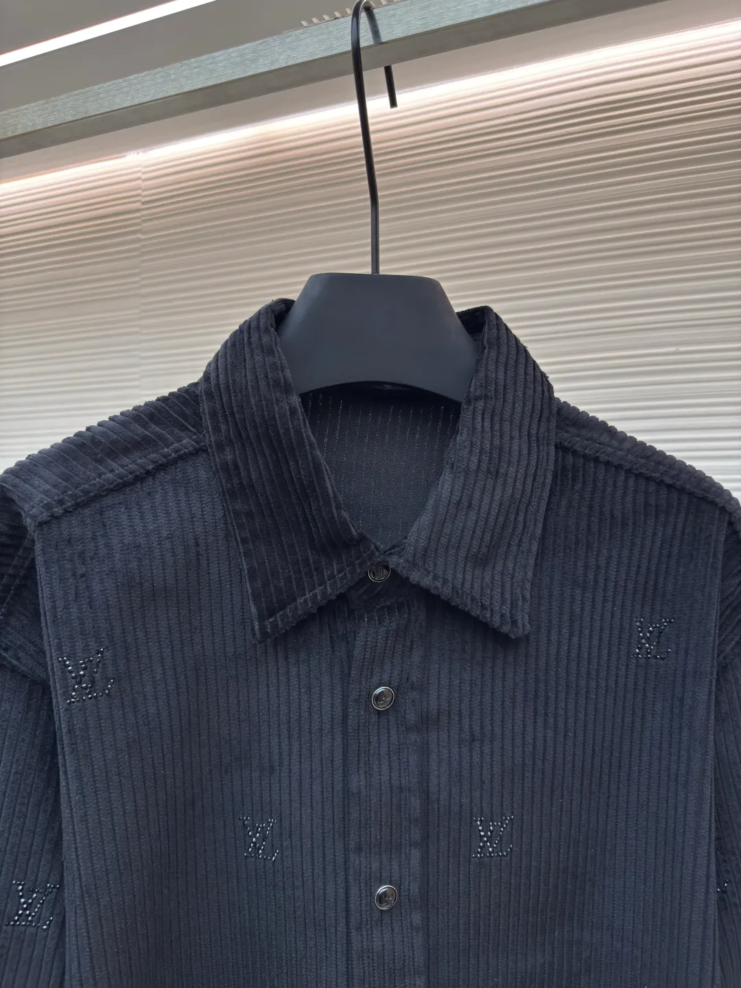 LOUIS VUITTON corduroy rhinestone shirt ●Authentic product: purchased and developed at 18700 ●Item number: 1680324-B70 ●Fabric: corduroy fabric ●Technology: rhinestone production ●Version: fitted version ●Weight: about 550 grams ●Size: XS-S-M-L ●Description: Made of non-elastic cotton corduroy fabric, one-inch 4-pit strips are fully matched to the width of the pattern, using fixed diamonds imported from the Middle East, scanning the Y-plate pattern to make the diamond support mold, hand-brushing two diamond combinations of 2 and 3 lithium, multiple pattern making to determine the temperature and time of the hot diamond to ensure the washing fastness of the finished product, large-size ironing table, the front and back of the entire cut piece are pressed once, the mold is opened to customize the aluminum alloy five-claw four-close buckle, and the resin pattern flat bottom buckle is inlaid. The overall wiring is straight and delicate, the fabric is comfortable and soft, and the color is consistent without color difference. It can be matched with the same style to create a fashionable look and control various occasions. Customized accessories, complete with three standards, same style for men and women!